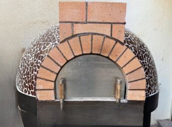 Wood-fired oven with front exhaust